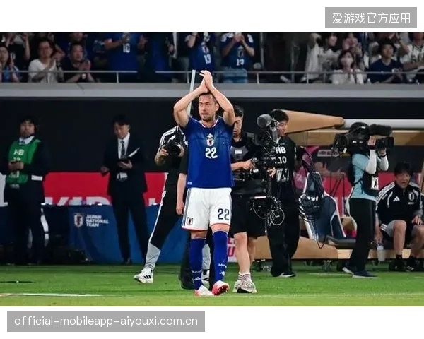 吉田麻也关键解围阻断必失球：背后英雄的坚持与决心